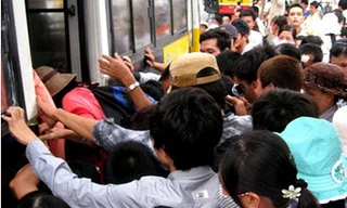 Cụ bà 68 tuổi vỡ gan do xuống xe buýt