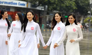 Thí sinh Hoa hậu khiến du khách ngẩn ngơ trên phố đi bộ