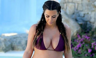 Cô Kim: Sắp sinh vẫn tự tin diện bikini