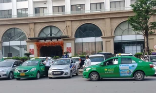 lái xe taxi chờ đợi ở trung tâm thương mại mong có khách. 