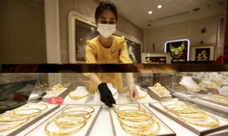 Giá vàng rung lắc, USD lao dốc 