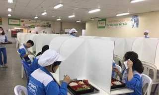 Nhiều công ty lắp “vách ngăn” ở nhà ăn phòng Covid-19. 