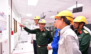 Thiếu tướng Phạm Văn Tỵ - Phó Cục trưởng Cục Cứu hộ Cứu nạn đi kiểm tra thực tế công tác an ninh an toàn tại Phòng Điều khiển Trung tâm (CCC) NMLD Dung Quất.