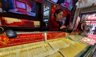 Sau chạm đáy, giá vàng thế giới dần phục hồi, vàng trong nước neo cao