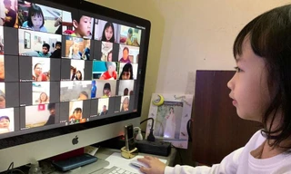 Học sinh tiểu học học online trên máy tính. ảnh minh hoạ 
