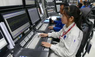  Nữ kỹ sư Lê Thị Minh Hiếu vận hành tại Phòng Điều khiển Trung tâm NMLD Dung Quất.