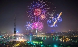 VCCI đề xuất giảm thời gian cấp phép xuất nhập khẩu, vận chuyển pháo hoa rút ngắn còn 3 ngày. Trong ảnh, bắn pháo hoa chào năm mới 2023 (ảnh:TP).