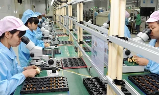 Việt Nam có nhiều điều kiện để phát triển công nghiệp bán dẫn. Trong ảnh, công nhân tại nhà máy lắp ráp vi mạch. (Ảnh minh hoạ, ST). 