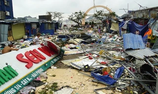 Bão số 3 khiến thị trấn Cát Bà tan hoang, đổ nát. Ảnh: Nguyễn Hoàn. 