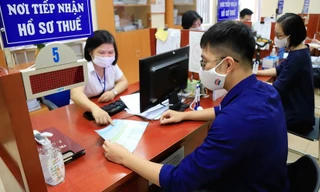 Người dân làm thủ tục tại cơ quan thuế. (Ảnh CP). 