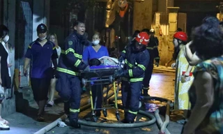 Lực lượng chức năng cứu hộ nạn nhân vụ cháy chung cư mini ở Hà Nội. (Ảnh TNMT). 