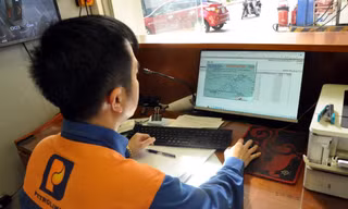 Nhân viên xăng dầu xuất hóa đơn điện tử cho khách hàng. Ảnh:Petrolimex. 