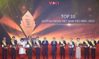 Thủ tướng Phạm Minh Chính cùng Top 10 doanh nhân tiêu biểu 2022. ảnh VGP