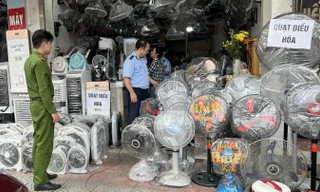 Lực lượng Quản lý thị trường kiểm tra cửa hàng kinh doanh sản phẩm tích điện, làm mát. 