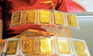 Giá vàng lao dốc, người mua vàng lỗ nặng. (Ảnh minh hoạ, ST). 