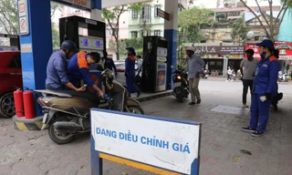 Bộ Tài chính lên tiếng việc giá xăng giảm sâu, giá hàng hóa “đứng im”. Ảnh minh họa 