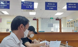 Người dân làm thủ tục nộp phí tại cơ quan thuế. (Ảnh minh hoạ, ST). 