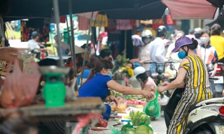 Hàng quán đóng cửa, người dân tăng cường mua thực phẩm nấu ăn tại nhà. 