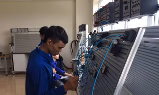 Học viên ngành điện trong tại trường cao đẳng nghề. 