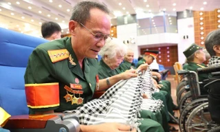 Các cô chú thương binh tham dự chương trình giao lưu nghệ thuật mang tên “Ánh lửa từ trái tim” lần thứ hai - năm 2023.