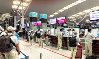 Người lao động làm thủ tục xuất cảnh đi làm việc ở nước ngoài. (Ảnh: Colab). 