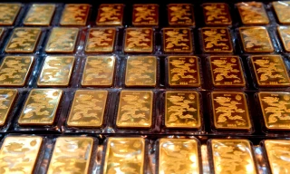 Giá vàng SJC chạm ngưỡng 79 triệu đồng/lượng rồi lao dốc. (Ảnh Như Ý). 