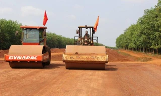 Người lao động làm việc xuyên Tết trên công trường. 