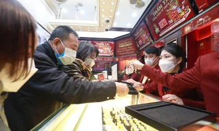 Nhiều người dân tranh thủ giá vàng tăng để "lướt sóng". ảnh Như Ý 