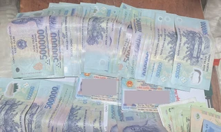 Số tiền hơn 34 triệu đồng và giấy tờ tuỳ thân hành khách để quên trên chuyến tàu mùng 1 Tết được nhân viên đường sắt trả lại. 