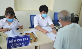 Người dân nhận lương hưu tại điểm chi trả của bảo hiểm xã hội. (Ảnh minh hoạ). 