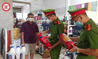 Cơ quan công an kiểm tra về phòng cháy chữa cháy. 
