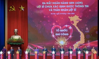 Thủ tướng Phạm Minh Chính và đại diện bộ ngành thực hiện nghi thức ra mắt ngân hàng gen liệt sĩ và thân nhân. 