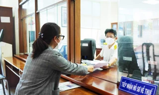 Người dân làm hồ sơ thuế tại cơ quan thuế. (Ảnh minh họa). 