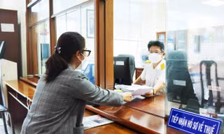 Người dân là thủ tục tại cơ quan thuế. (Ảnh minh hoạ, VGP). 