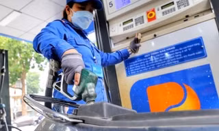 Xăng là mặt hàng thiết yếu, vì sao đánh thuế như hàng xa xỉ?