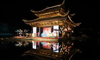 Hàng ngàn du khách dự Lễ Phật đản phố cổ Hoa Lư 2023