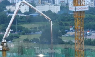 Kỳ lạ công nhân đội mưa tầm tã đổ bê tông nhà ở xã hội Trung Văn