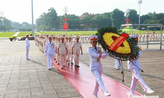 Hội Cựu CAND dâng hoa, viếng Lăng Bác và Đài tưởng niệm Anh hùng liệt sĩ