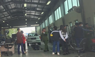 Cảnh sát phong toả, khám xét Trung tâm đăng kiểm ở Mỹ Đình