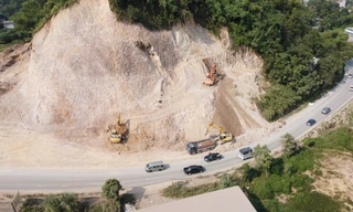 Cấm đường tại dốc ‘tử thần’ trên quốc lộ 6 để nổ mìn phá đá