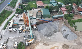 Bị đình chỉ, trạm trộn bê tông vẫn ‘tung hoành’ dưới chân cột điện cao thế ở Hà Nội
