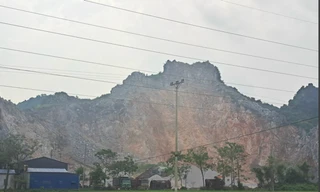 Một công nhân rơi tử vong khi leo núi khai thác đá 