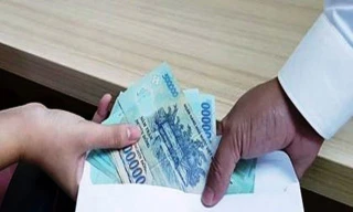 Quay phim nhiều tờ 500.000 đồng trên bàn của CSGT rồi tống tiền