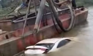 Điều tra nghi án đẩy ô tô xuống sông Hồng để đánh lạc hướng chủ nợ