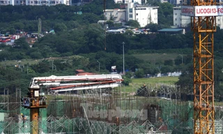 Chủ tịch Hà Nội chỉ đạo kiểm tra việc đổ bê tông trong mưa tại Dự án nhà ở xã hội Trung Văn 