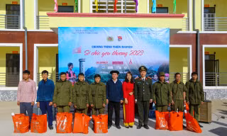Thăm, tặng quà Tết cho các hộ nghèo, gia đình chính sách xã vùng cao Ma Lé 