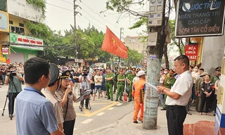 Hàng trăm người hiếu kỳ xem cưỡng chế 3 căn nhà được bán với giá 100 triệu đồng/căn 