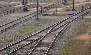 Bị đẻ rơi xuống đường ray tàu hỏa, bé sơ sinh thoát chết kỳ diệu