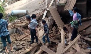 Hiện trường đổ nát sau trận động đất