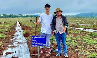 Công Phượng và bầu Đức trên khu đất trồng cây sầu riêng nông trại Hàm Rồng. (ảnh HAGL FC)